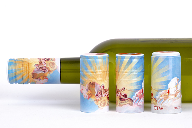 vinotwist Kapseln einzeln vor Flasche mit vinotwist Drehverschluss